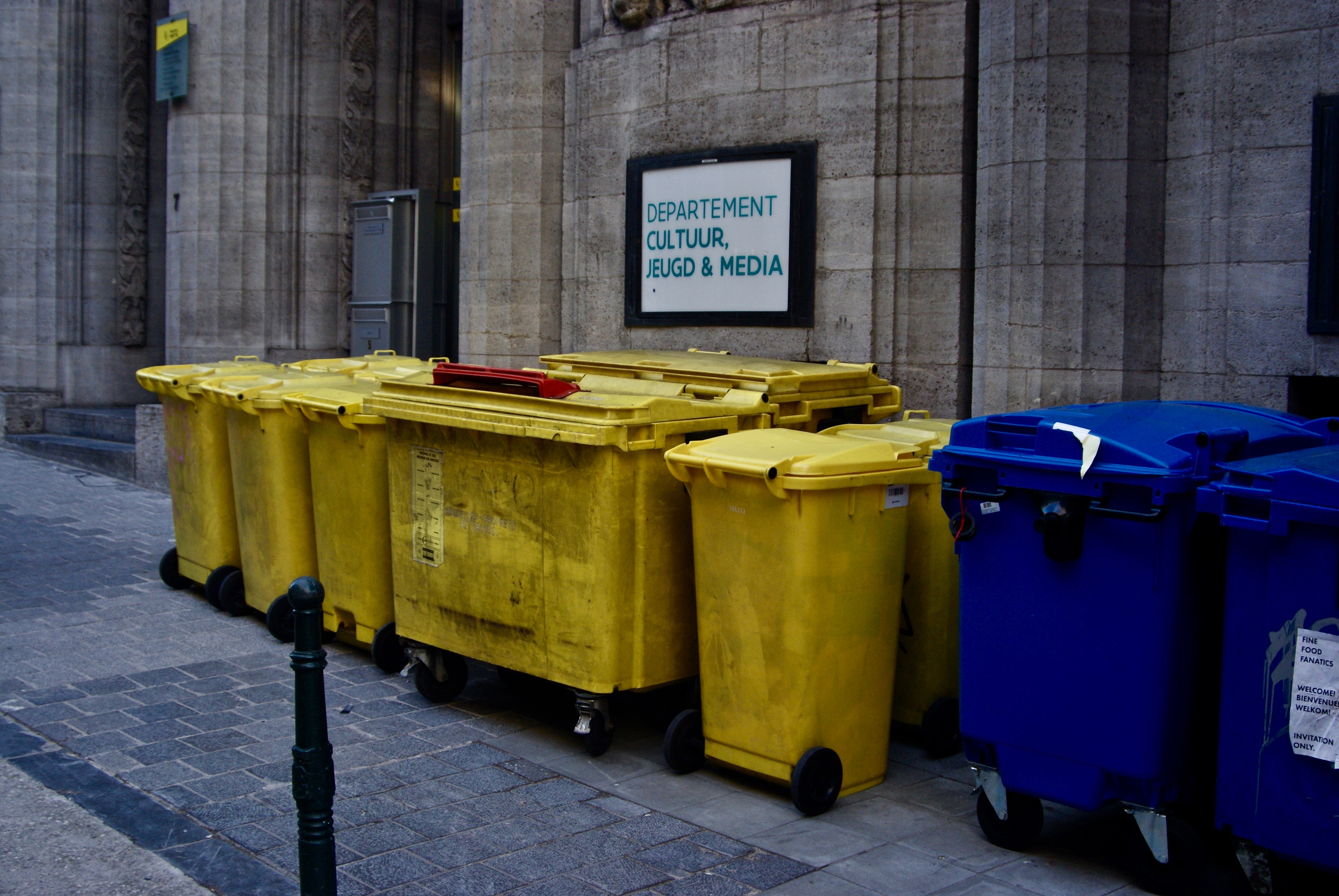 Les sacs poubelle et housses pour conteneurs professionnels Packembal vous permettent d’y stocker vos déchets.